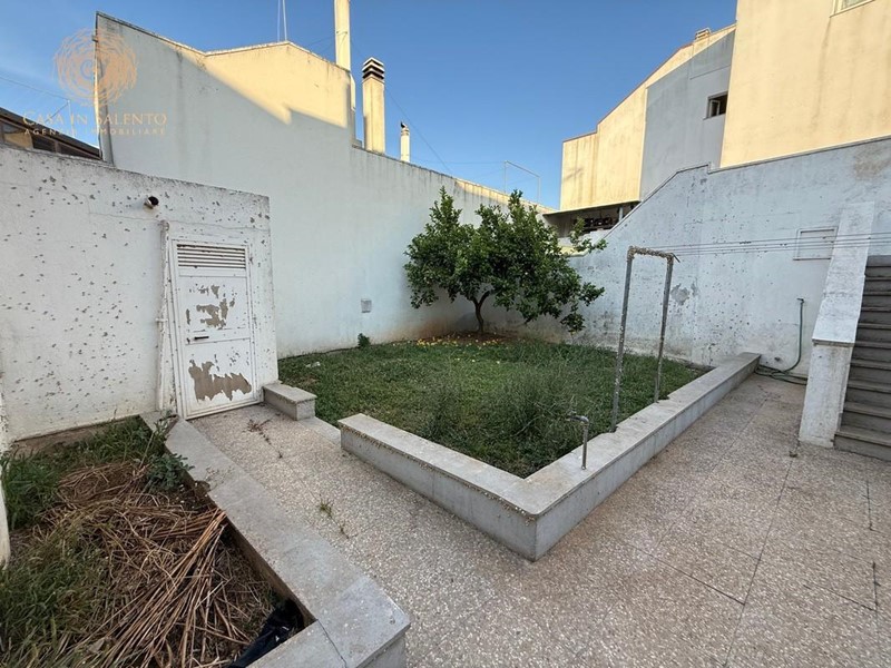 Appartamento in Vendita a Alessano, zona Montesardo, 125'000€, 215 m²