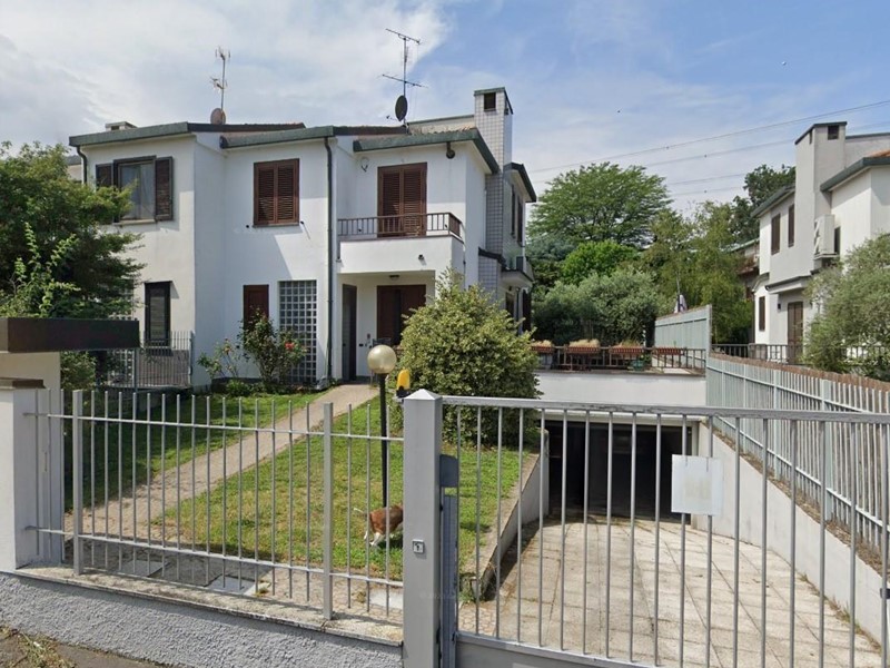 Villa bifamiliare in Vendita a Settimo Milanese, 360'000€, 283 m², con Box