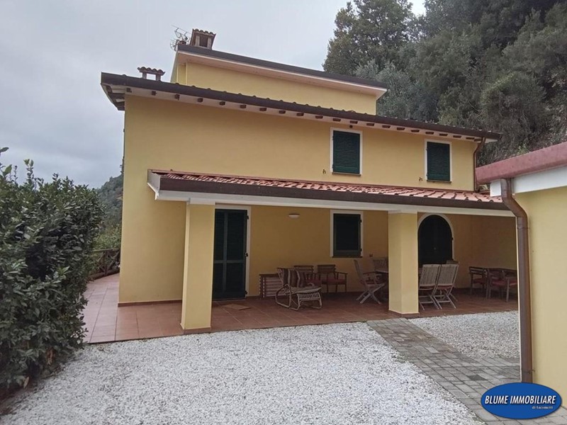 Villa in Vendita a Camaiore, zona Torcigliano, 480'000&euro;, 140 m², con Box