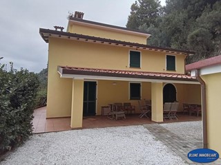 Villa in Vendita a Camaiore, zona Torcigliano, 480'000&euro;, 140 m², con Box