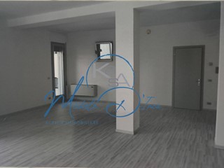 Ufficio in Affitto a Villorba, 900€, 70 m²