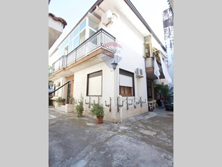 Casa Indipendente in Vendita a Aci Castello, 200'000€, 121 m²
