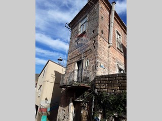 Rustico in Vendita a Castel Morrone, 24'500€, 138 m²