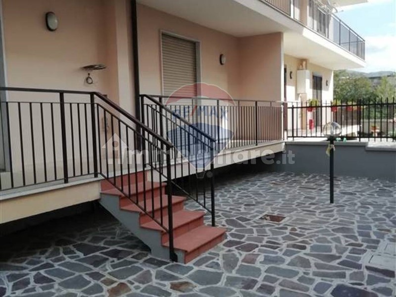 Villetta a schiera in Vendita a Caserta, 375'000€, 310 m²