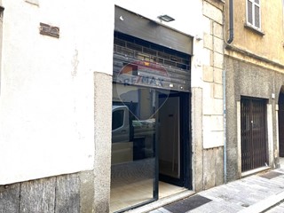 Negozio in Affitto a Pavia, 700€, 35 m²