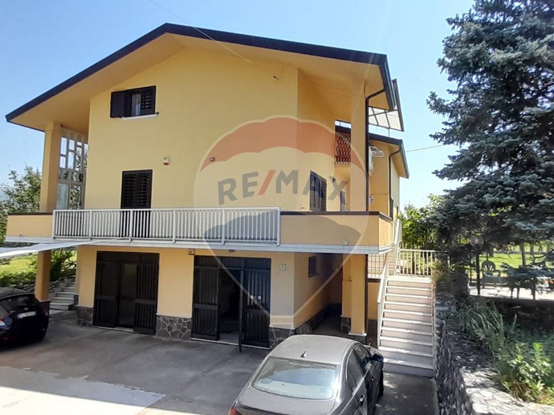 Villa in Vendita a San Lorenzello, 435'000€, 460 m²