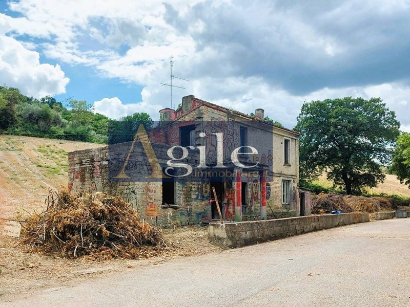 Casa Indipendente in Vendita a Colonnella, 60'000€, 150 m²