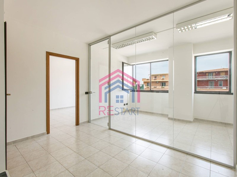 Ufficio in Vendita a Pomezia, 90'000€, 125 m²