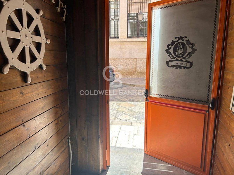 Immobile commerciale in Affitto a Barletta, 2'500€, 320 m²