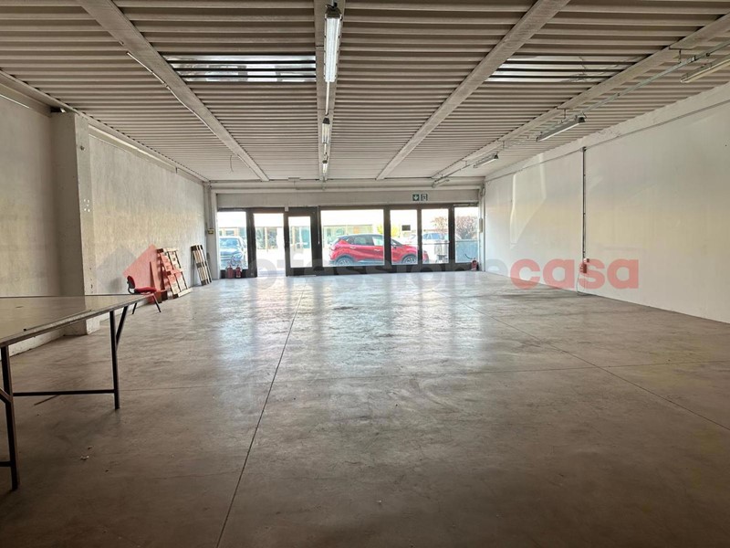 Negozio in Affitto a Arezzo, 1'200€, 400 m²