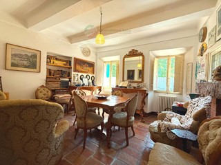 Appartamento in Vendita a Saludecio, 120'000€, 155 m²