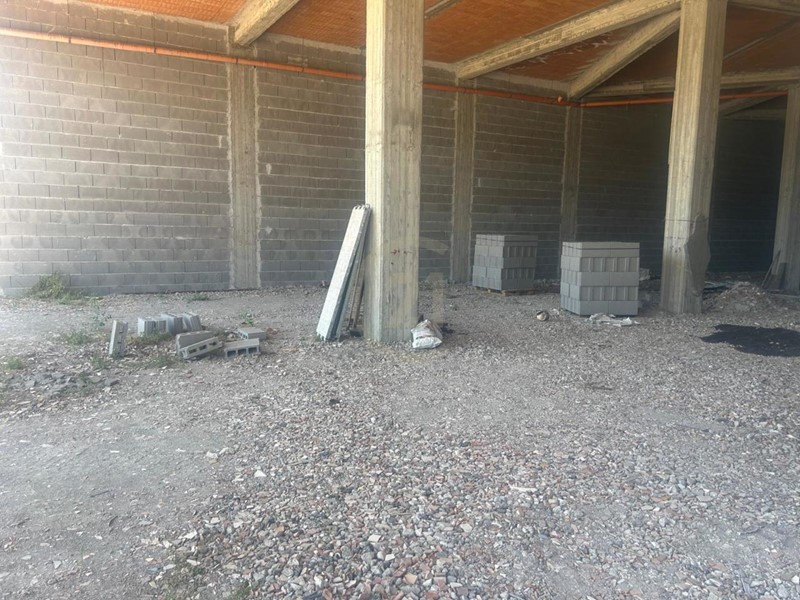 Capannone in Vendita a Belpasso, zona Piano Tavola, 195'000€, 650 m²