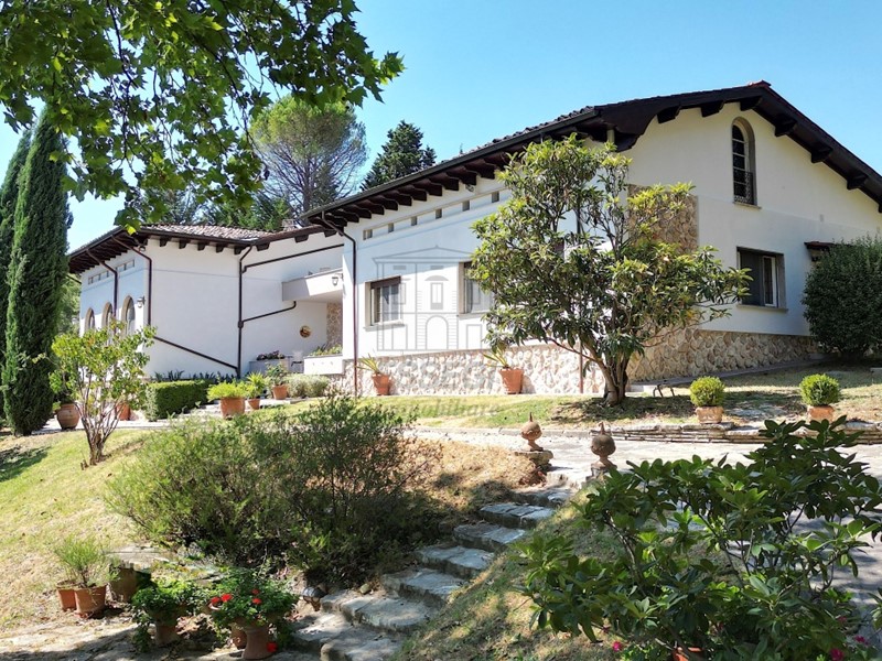 Villa in Vendita a Lucca, zona Nord, 1'650'000&euro;, 700 m², arredato, con Box