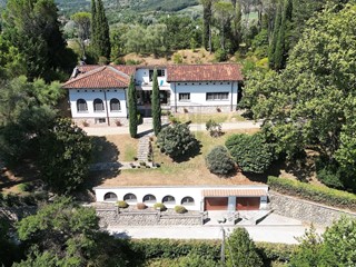 Villa in Vendita a Lucca, zona Nord, 1'650'000&euro;, 700 m², arredato, con Box