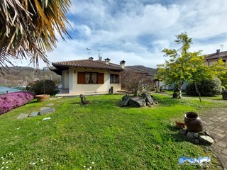 Villa in Vendita a Lessolo, 320'000€, 263 m²