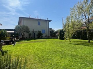 Villa bifamiliare in Vendita a Camaiore, zona Lido di Camaiore, 650'000&euro;, 130 m², arredato
