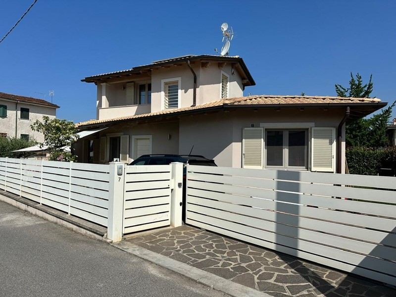 Villa in Vendita a Camaiore, zona Capezzano Pianore, 490'000&euro;, 160 m², arredato, con Box