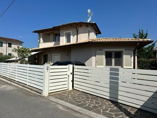 Villa in Vendita a Camaiore, zona Capezzano Pianore, 490'000&euro;, 160 m², arredato, con Box