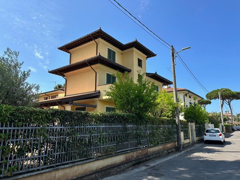 Villa in Vendita a Pietrasanta, zona Tonfano, 1'800'000€, 238 m², con Box