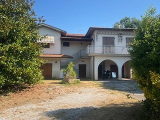 Appartamento in Vendita a Pietrasanta, 900'000€, 280 m², con Box