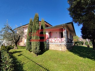 Casa Indipendente in Vendita a Pescia, zona Veneri, 450'000€, 180 m², arredato