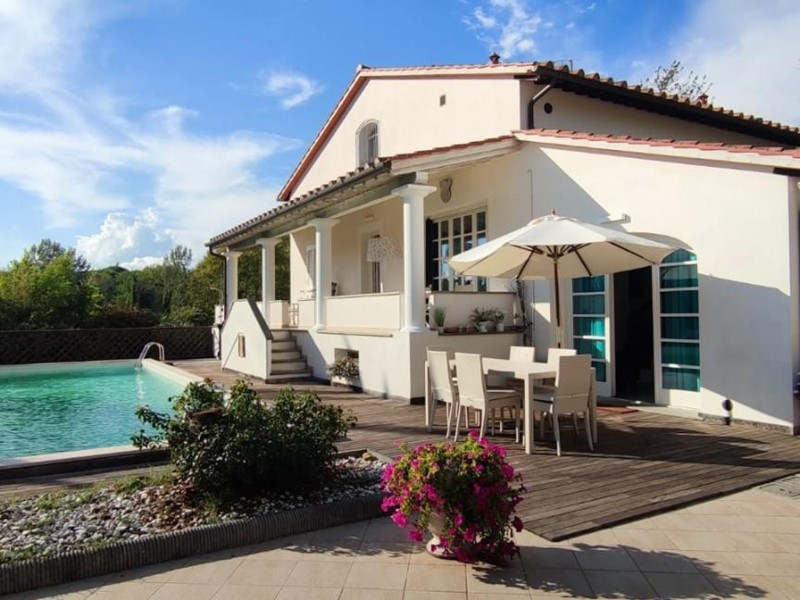 Villa in Vendita a Lucca, zona Monte San Quirico, 850'000&euro;, 250 m², arredato