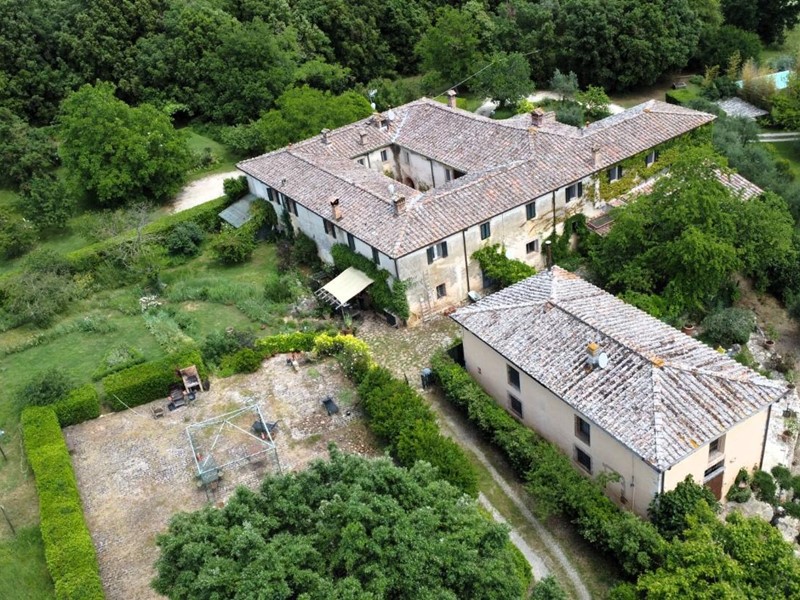 Casa Semi Indipendente in Vendita a Siena, 450'000€, 300 m²