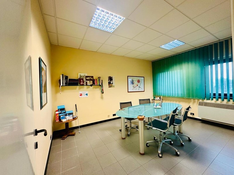 Ufficio in Vendita a Capannori, 105'000€, 80 m²