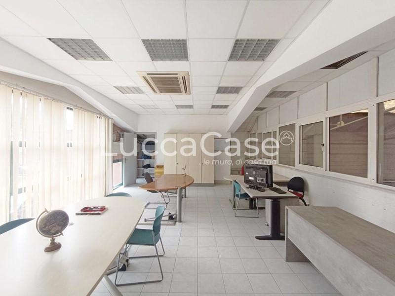 Capannone in Vendita a Massarosa, 540'000€, 570 m²