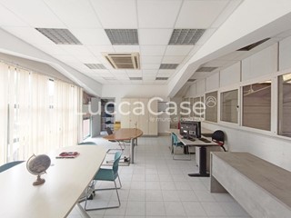 Capannone in Vendita a Massarosa, 540'000€, 570 m²