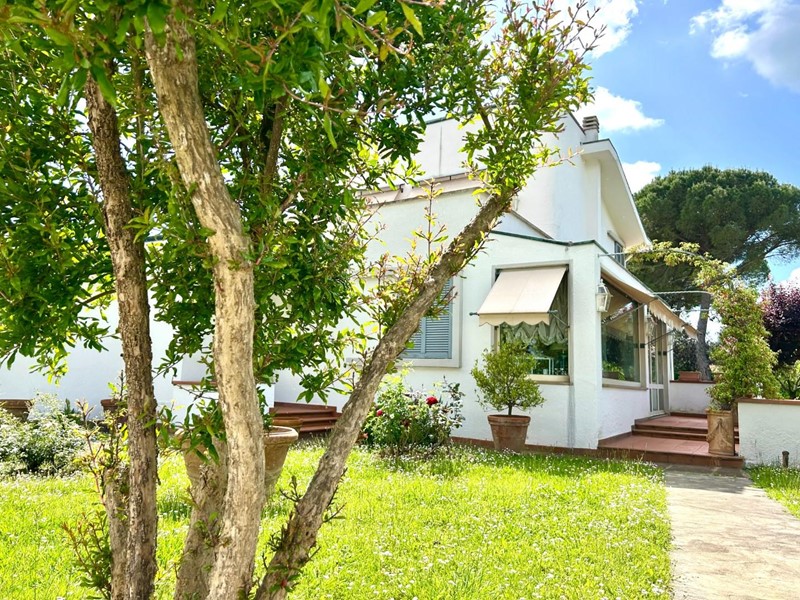 Villa in Vendita a Pontedera, 720'000€, 335 m², con Box