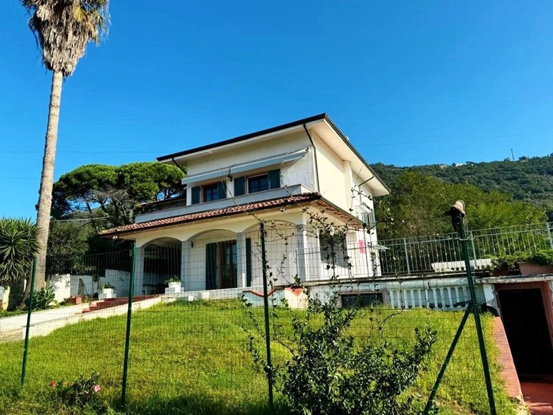 Villa in Vendita a Carrara, zona Fossone, 650'000€, 300 m²