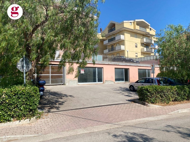 Magazzino in Vendita a Vasto, 89'000&euro;, 221 m²
