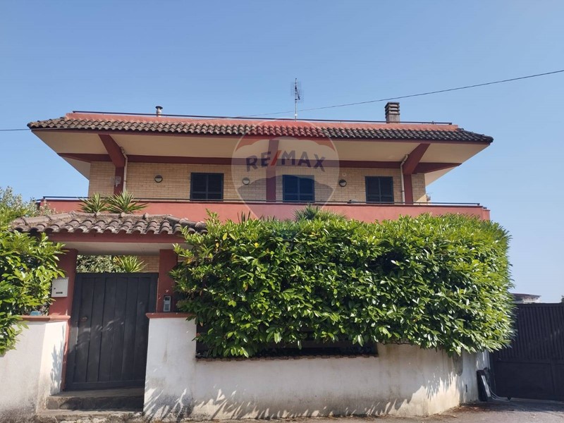 Casa Semi Indipendente in Vendita a Spigno Saturnia, 430'000&euro;, 350 m²