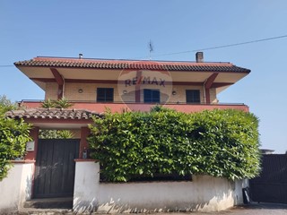 Casa Semi Indipendente in Vendita a Spigno Saturnia, 430'000€, 350 m²