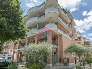 Ufficio in Affitto a Pomezia, 2'200€, 180 m²