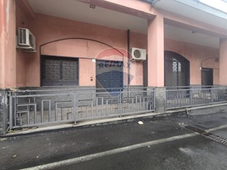 Immobile commerciale in Vendita a Camporotondo Etneo, 89'000&euro;, 104 m²