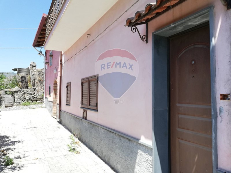 Casa Indipendente in Vendita a Gaggi, 50'000€, 135 m²