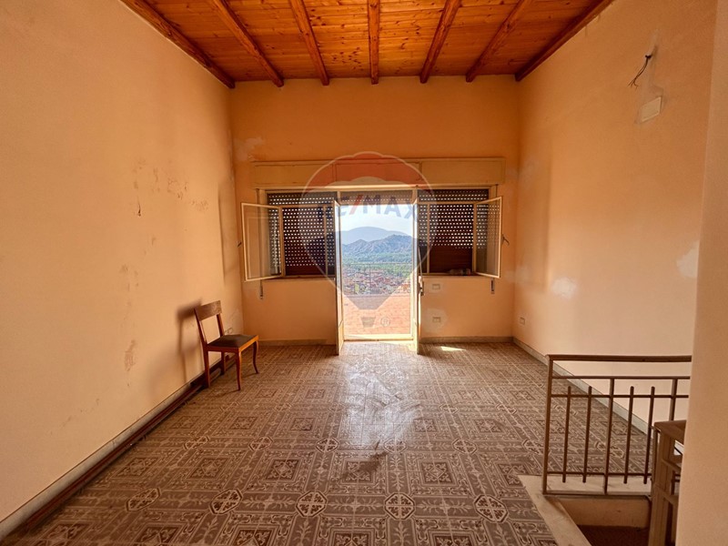 Casa Indipendente in Vendita a Gaggi, 55'000€, 147 m²