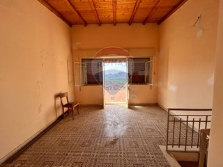 Casa Indipendente in Vendita a Gaggi, 55'000€, 147 m²