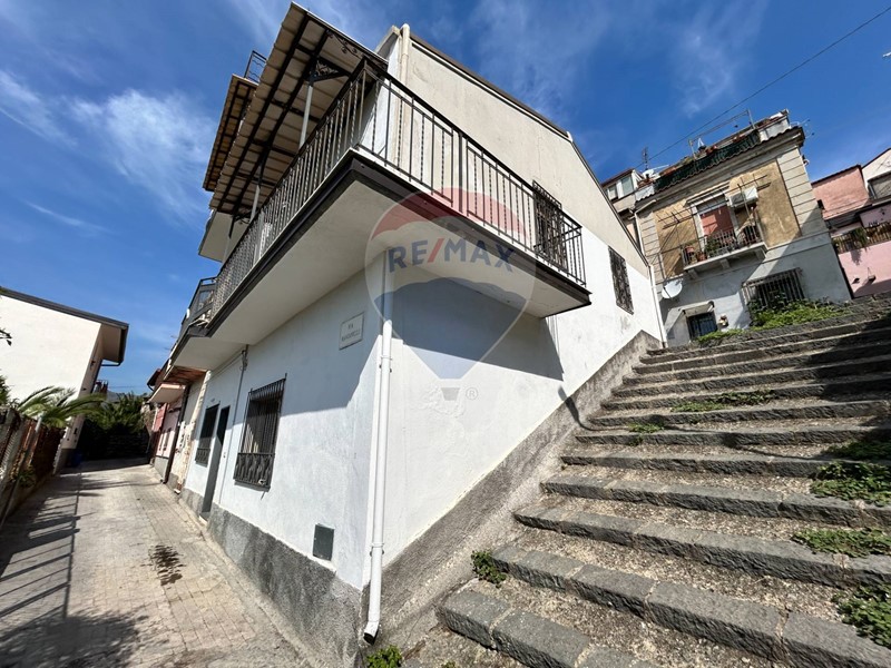 Casa Indipendente in Vendita a Gaggi, 105'000€, 267 m²