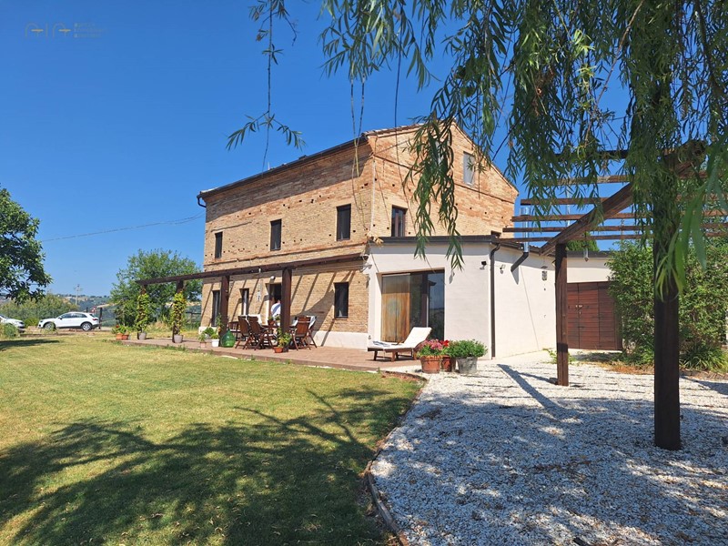 Rustico in Vendita a Montappone, 375'000€, 320 m²