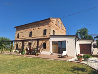 Rustico in Vendita a Montappone, 375'000€, 320 m²
