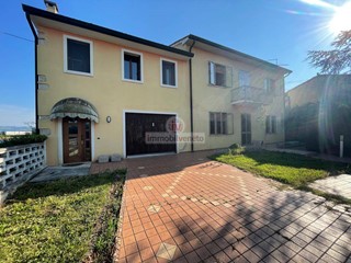 Casa Indipendente in Vendita a Lonigo, 179'000€, 223 m²