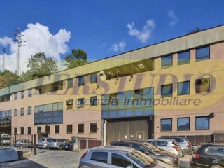 Capannone in Vendita a Mandello del Lario, 390'000€, 947 m²