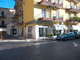Negozio in Affitto a Trani, 1'650€, 101 m²