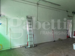 Negozio in Affitto a Brindisi, 3'200€, 200 m²