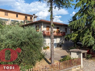 Casa Indipendente in Vendita a Collazzone, 179'000€, 300 m²