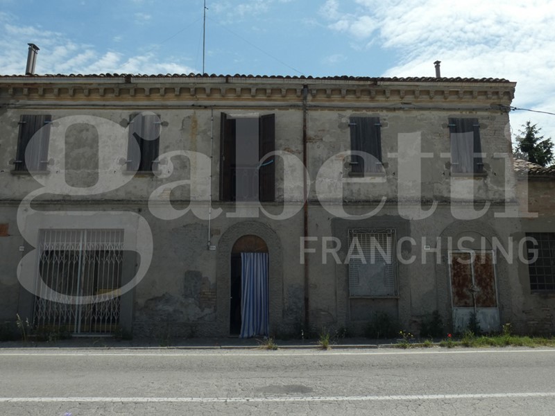 Casale in Vendita a Ravenna, 60'000€, 383 m²