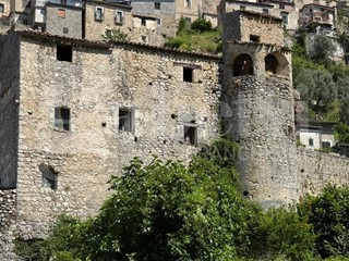 Casale in Vendita a Prata Sannita, 77'000€, 292 m²